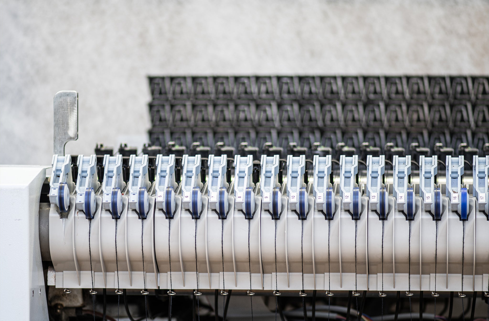 Nahaufnahme einer Maschine mit der feinste Stickereien hergestellt werden.