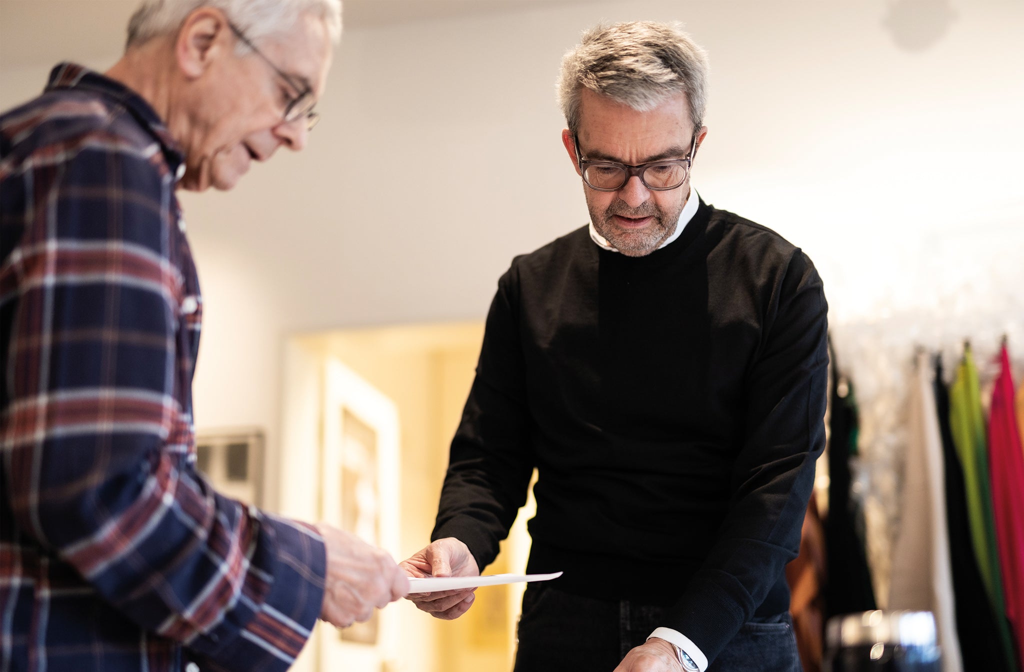 Ein Bild hinter den Kulissen von Albert Kriemler, Creative Director des Schweizer Modehauses Akris, in Zusammenarbeit mit John Neumaier, dem Chefchoreographen des Hamburger Staatsballetts.