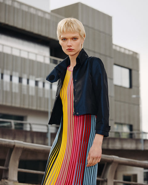 Wasserabweisende Jacke mit versteckter Kapuze