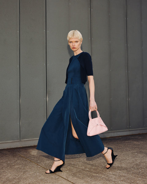Ärmelloses Midikleid mit Gürtel