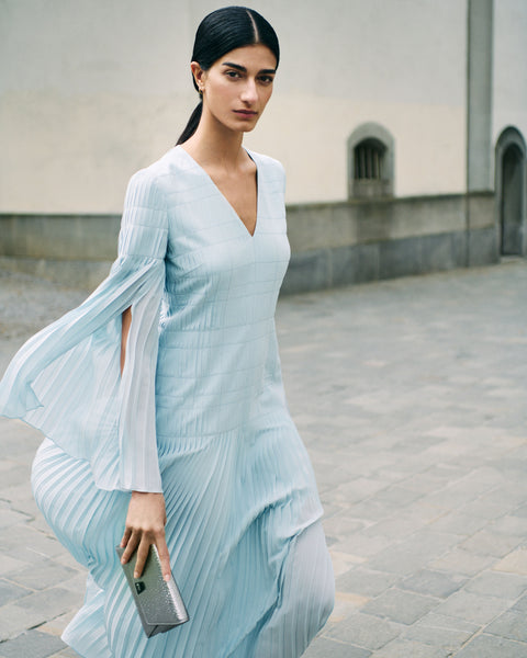 Langes Plisseekleid mit ausgestellten Ärmeln