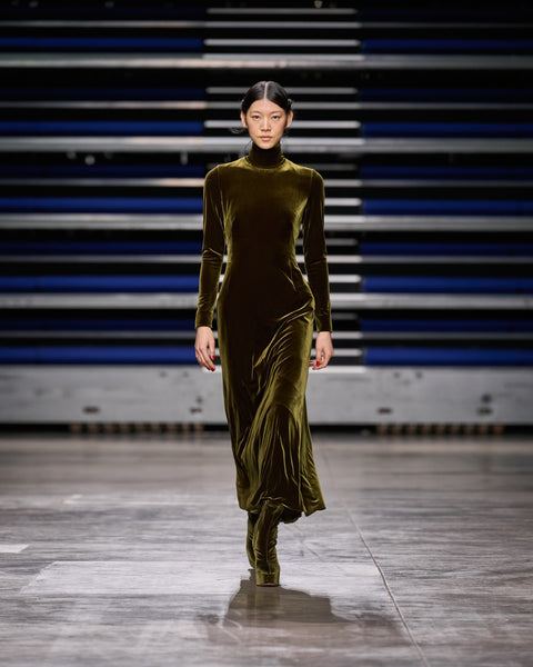 Langes Abendkleid aus Samt mit Stehkragen