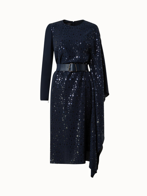 Abendkleid mit Pixel-Folien-Verzierung