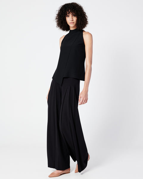 Ärmellose Seidenbluse mit asymmetrischem Detail