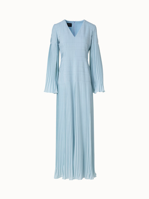 Langes Plisseekleid mit ausgestellten Ärmeln