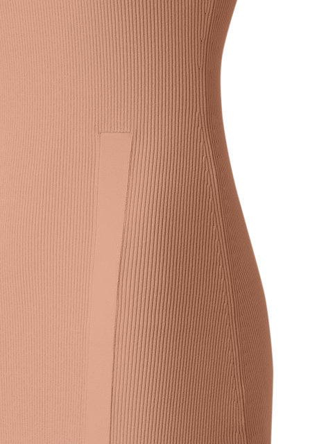 Tailliertes Strickkleid mit Seitenschlitz