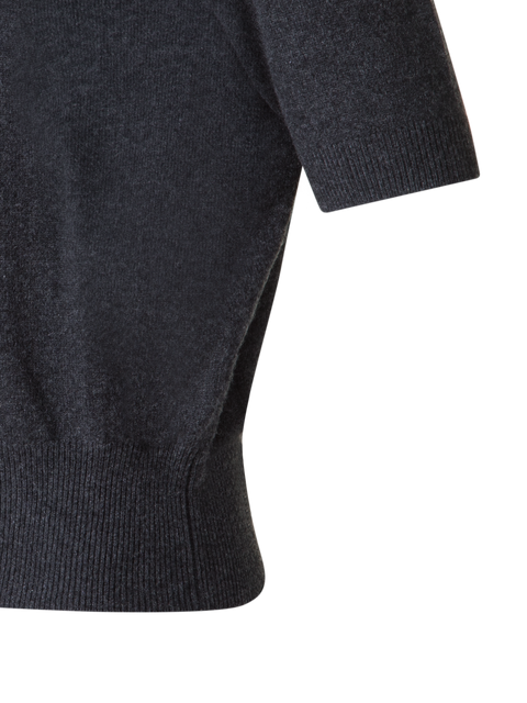 Kurzärmeliger Kaschmirpullover mit Knotendetail
