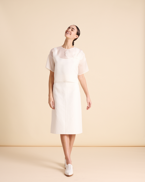 Kurze Seidenbluse mit 3D Organza Anemone
