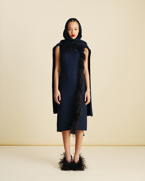 Asymmetrisches Midikleid mit Federbesatz