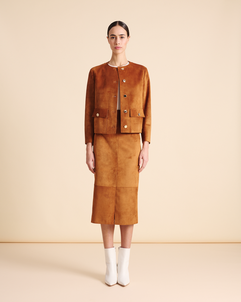 Wildlederjacke mit goldenen Knöpfen