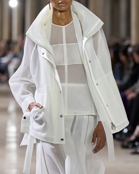 Ärmellose Techno-Bluse mit Schleife