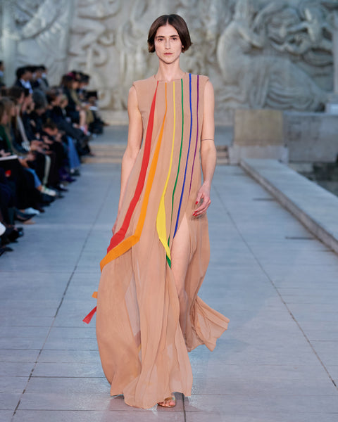 Seidenkleid mit Regenbogen-Plisseefalten